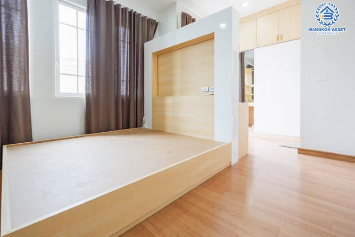 *****ทาวน์เฮ้าส์มือสองย่านกรุงเทพมหานคร ม.โกลเด้นทาวน์2 ลาดพร้าว-เกษตรนวมินทร์ หลังมุม! เนื้อที่กว้างขวางถึง 36 ตร.ว. ฟังก์ชันจัดเต็ม 4 ห้องนอน 3 ห้องน้ำ 2 ที่จอดรถ บ้านใหม่ บิวท์อินพร้อมอยู่ บนทำเลแห่งการเดินทาง ใกล้รถไฟฟ้าในอนาคตสายสีเหลือง "สถานีบางกะปิ" และทางด่วน "รามอินทรา-อาจณรงค์"